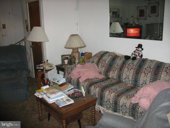 6635 Ridge Avenue Philadelphia, PA 19128 - Photo 2 of 13 Living Room
