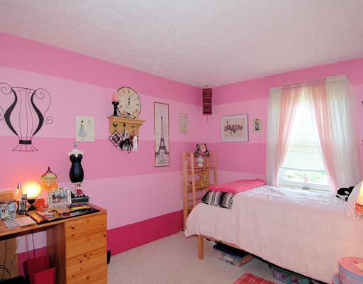 8782 Sloop Road Pittsburgh, PA 15237 - Photo 9 of 17 Bedroom. All the Bedrooms are Spacious - Don t Care for Pink? Just Paint - no wallpaper!!