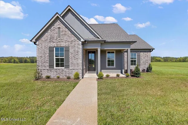 $379,900 | 660 Bolivar Drive, Nesbit, MS 38651