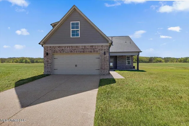 $379,900 | 660 Bolivar Drive, Nesbit, MS 38651