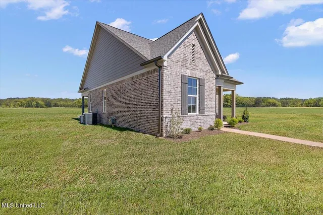 $379,900 | 660 Bolivar Drive, Nesbit, MS 38651