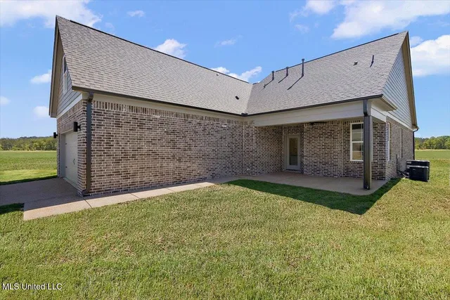 $379,900 | 660 Bolivar Drive, Nesbit, MS 38651