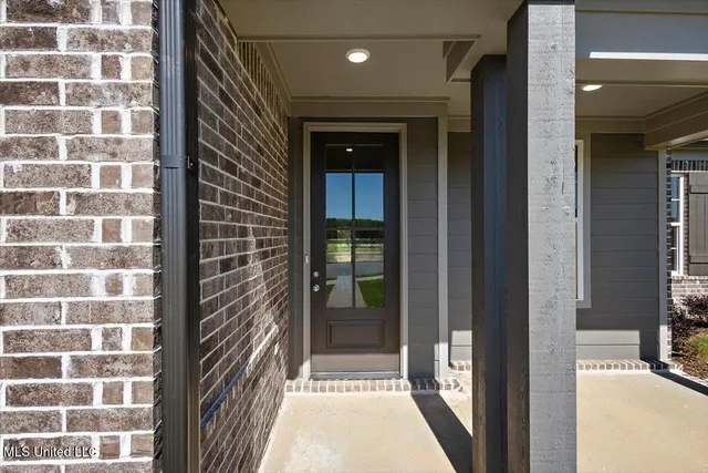 $379,900 | 660 Bolivar Drive, Nesbit, MS 38651