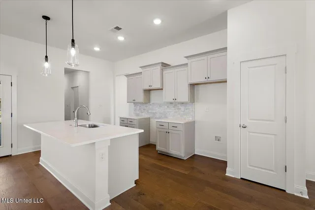 $379,900 | 660 Bolivar Drive, Nesbit, MS 38651