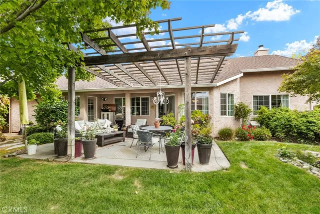 a view of a house with backyard