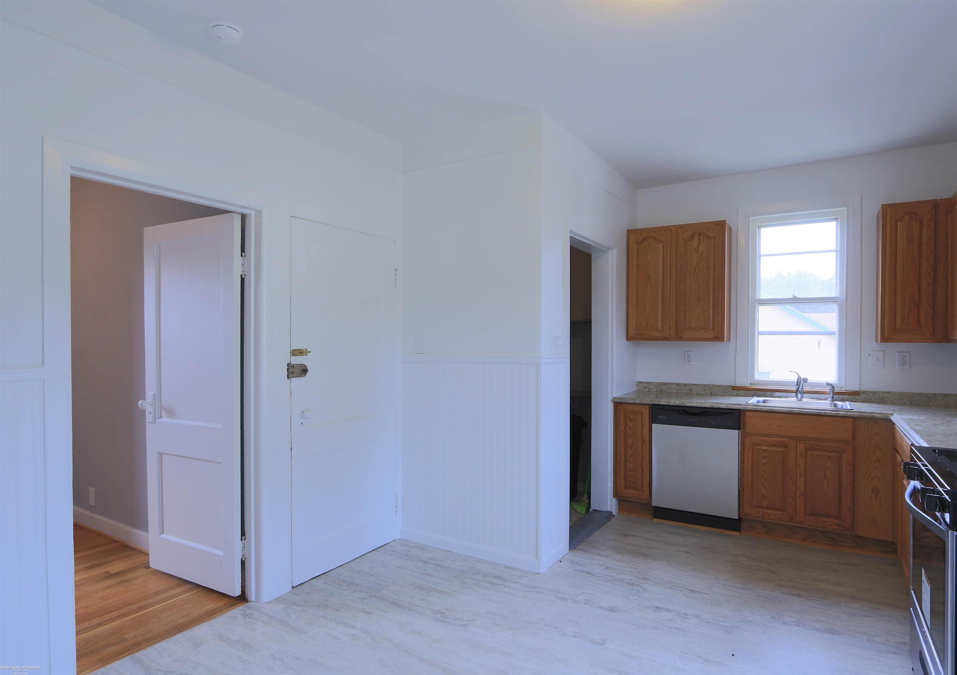 29447 Kelly Road, Unit APARTMENT A Roseville, MI 48066 - Photo 31 of 41