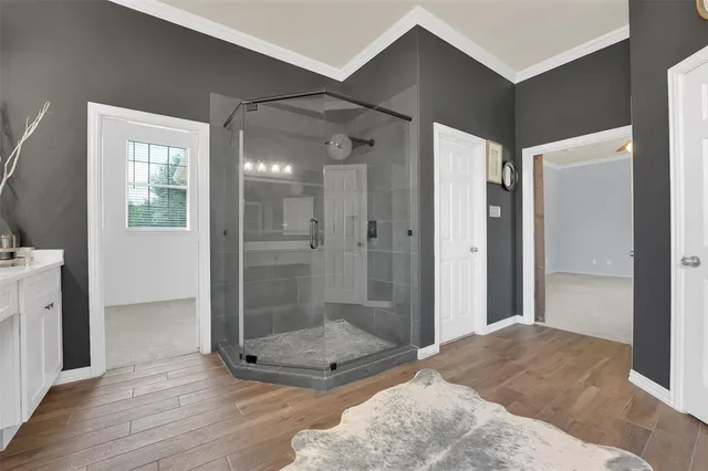 a en suite bathroom with double vanity and a mirror