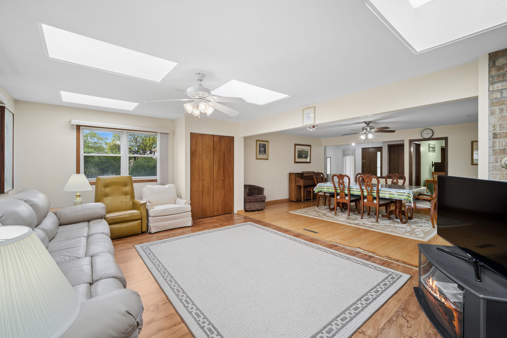 484 Springhill Drive Roselle, IL 60172 - Photo 4 of 23