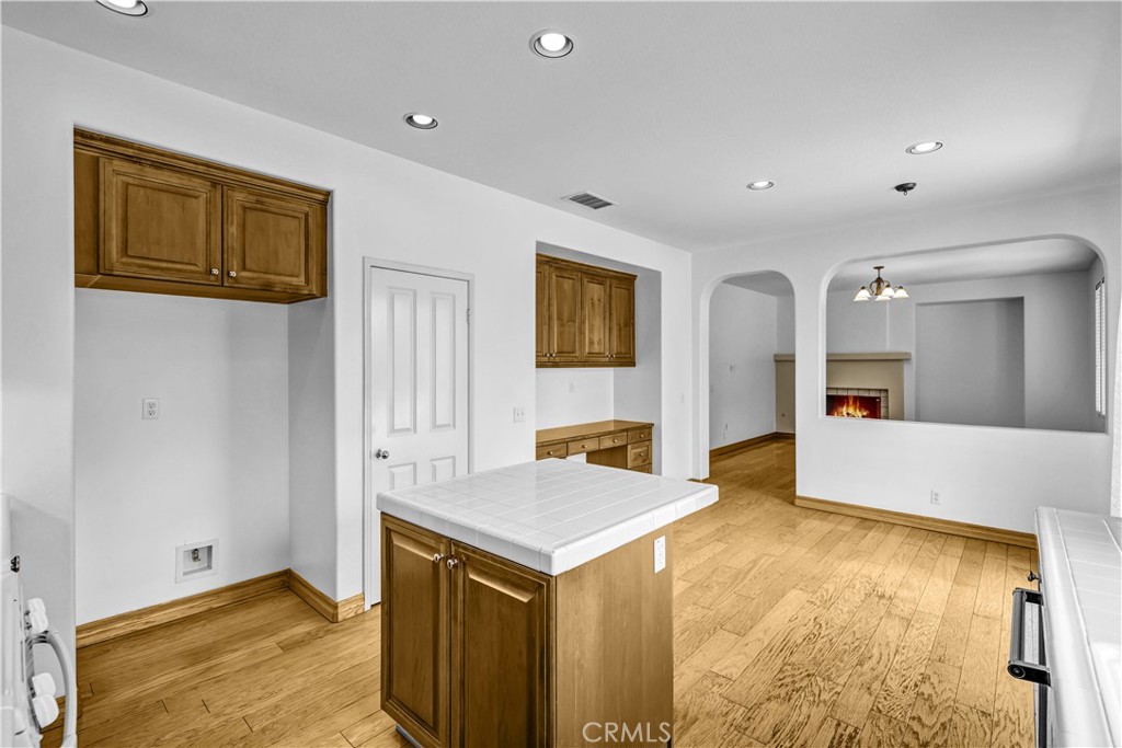 21 Skywood Street Ladera Ranch, CA 92694 - Photo 11 of 31 Kitchen / Side Desk