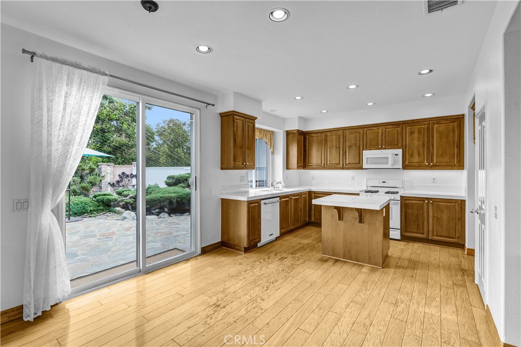 21 Skywood Street Ladera Ranch, CA 92694 - Photo 7 of 31 Kitchen with Island