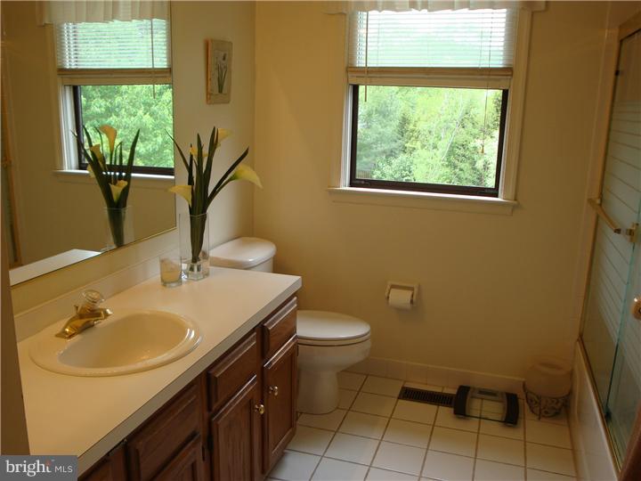 40 Jericho Road Southampton, PA 18966 - Photo 17 of 25 Bathroom