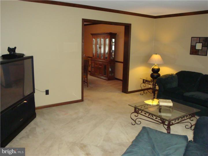 40 Jericho Road Southampton, PA 18966 - Photo 4 of 25 Living Room