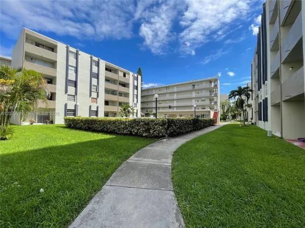 $2,200 | 10090 Northwest 80th Court, Unit 1123, Hialeah Gardens, FL 33016