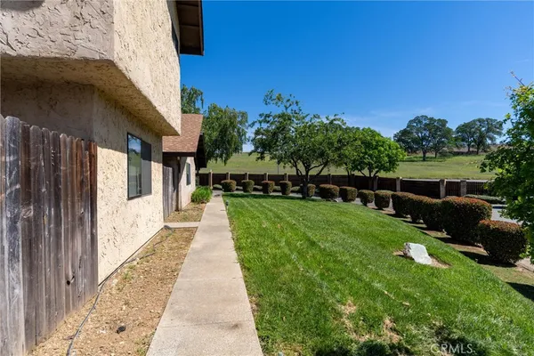 a view of a house with backyard