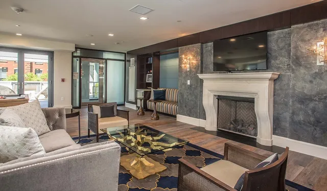 $4,065 | 1 Canal Street, Unit 528, Boston, MA 02114