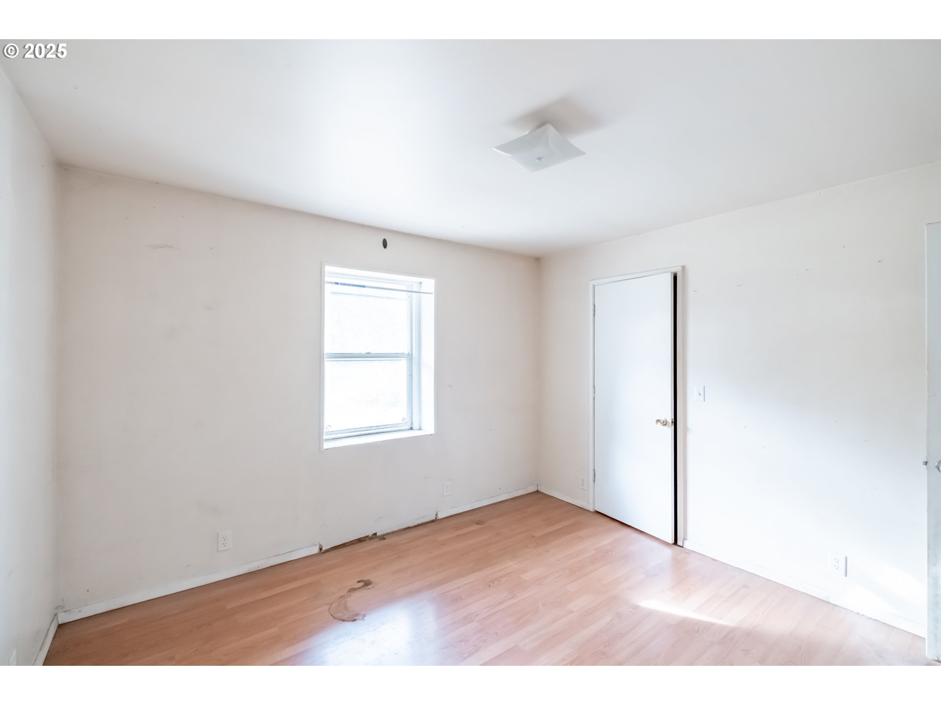96470 Highway 99 Junction City, OR 97448 - Photo 44 of 48 an empty room with wooden floor and windows