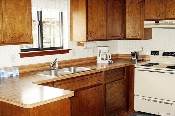927 Fairview Avenue Rochester, MI 48307 - Photo 2 of 8 Spotless Kitchen