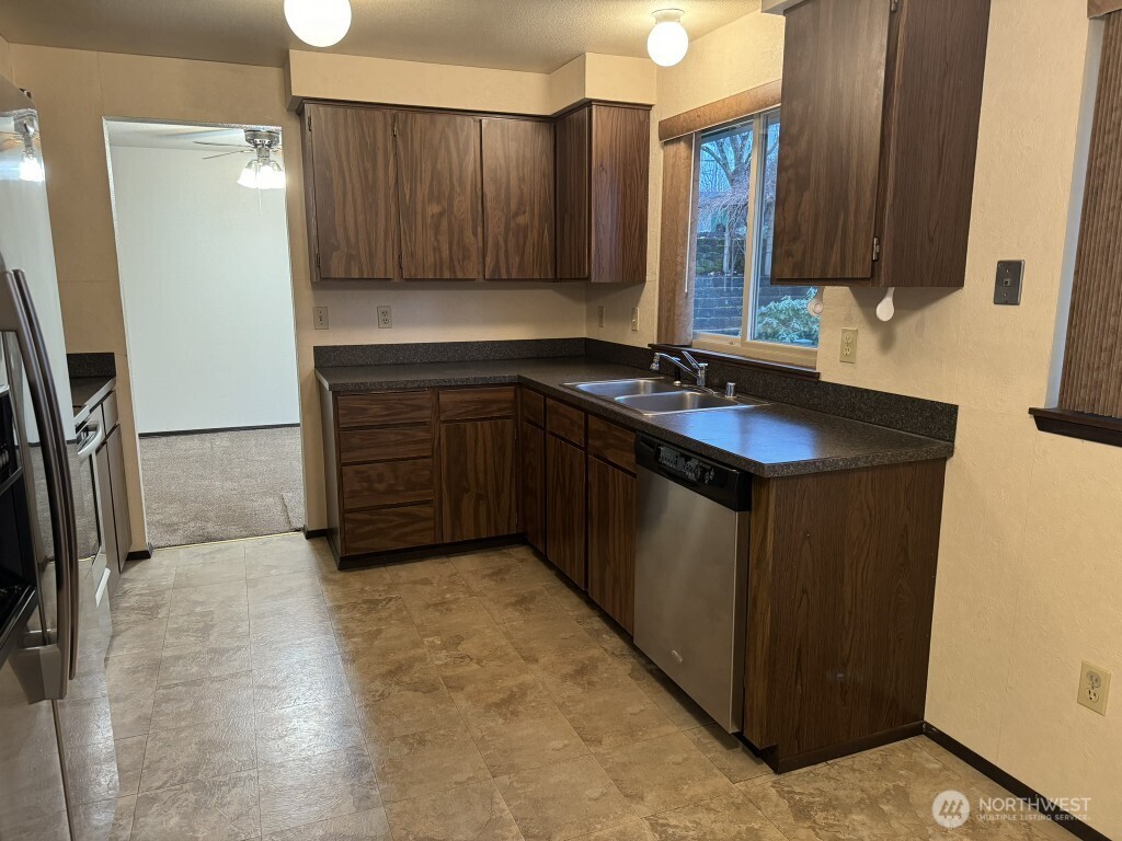 2542 Southeast 16th Street Renton, WA 98058 - Photo 15 of 28