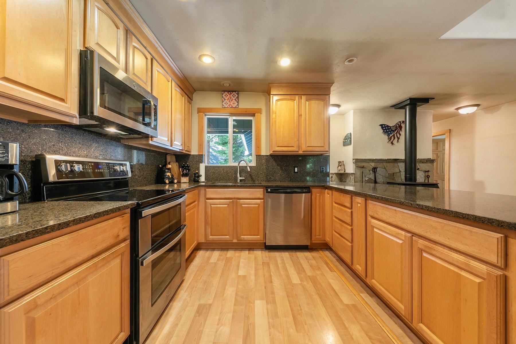 10666 Torrey Pine Road Truckee, CA 96161 - Photo 9 of 21