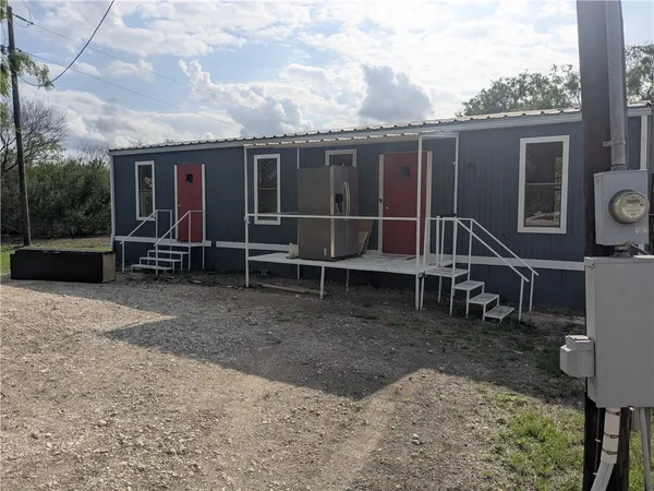 $975 | 5719 County Road 308, Orange Grove, TX 78372