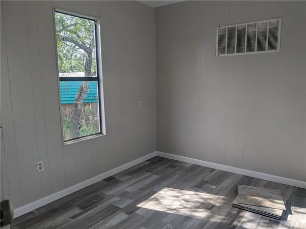$975 | 5719 County Road 308, Orange Grove, TX 78372