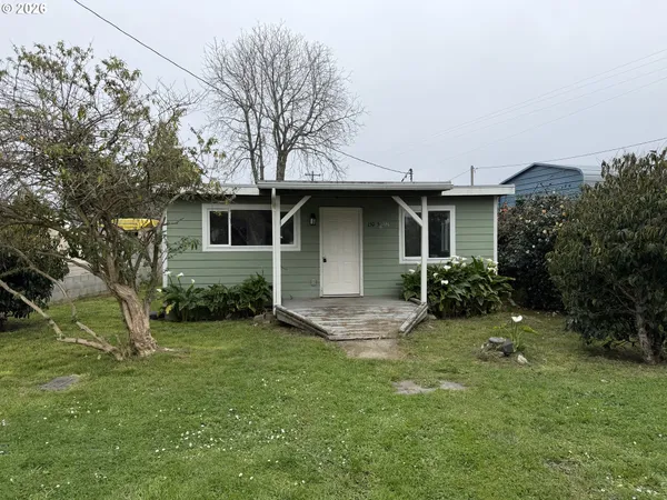 a view of backyard of the house