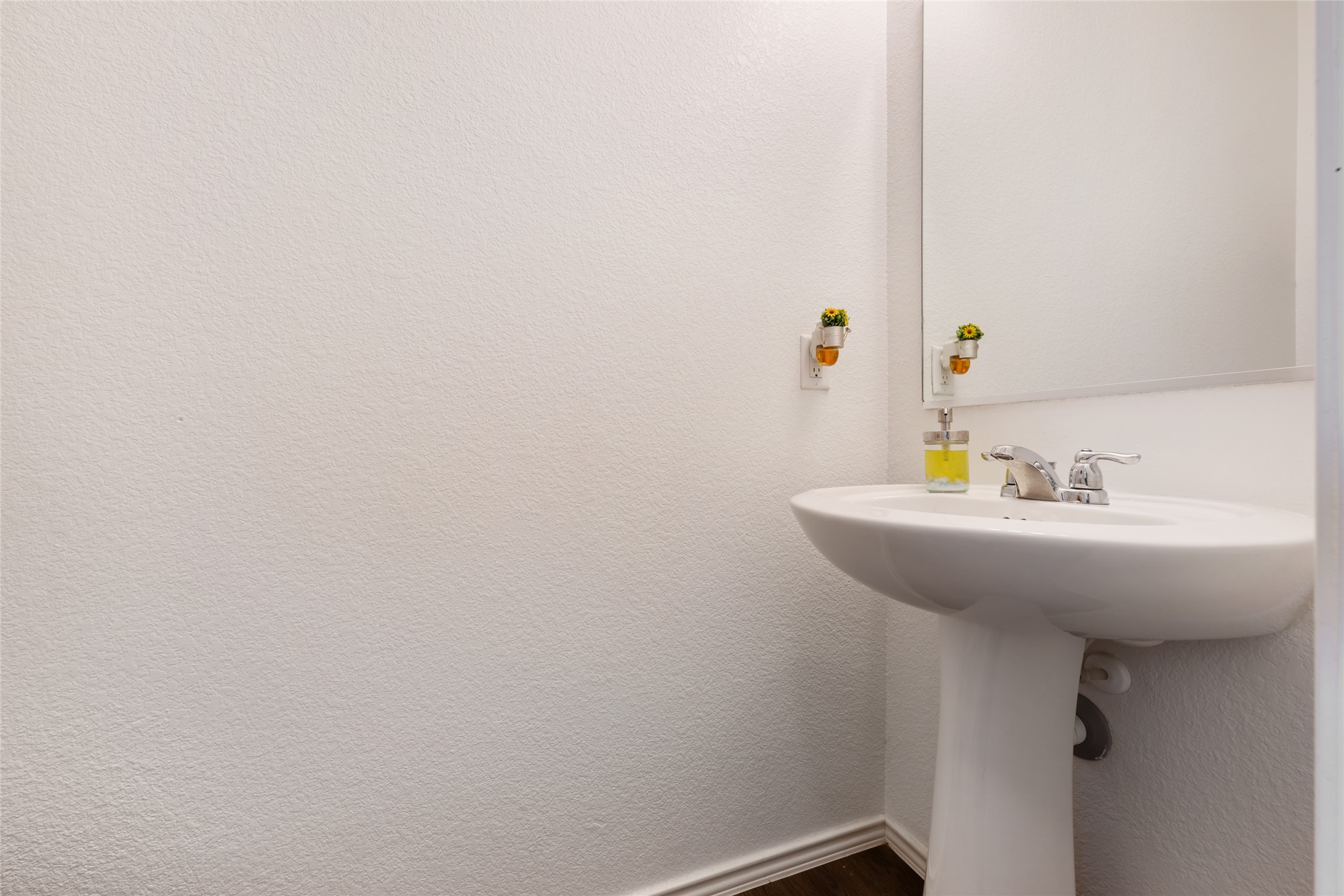 524 Circle Way, Unit 12F Jarrell, TX 76537 - Photo 21 of 34 Bathroom featuring a textured wall