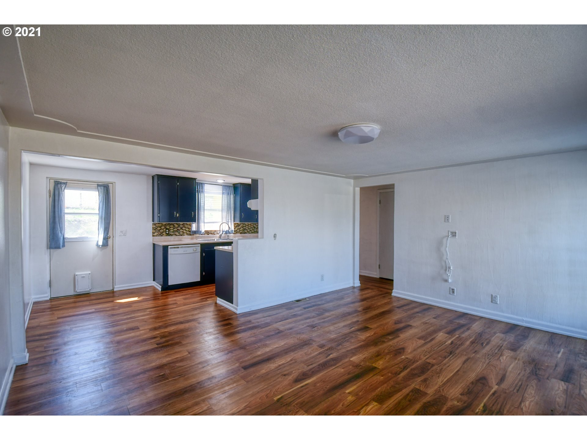 823 Southwest 5th Street Pendleton, OR 97801 - Photo 4 of 23