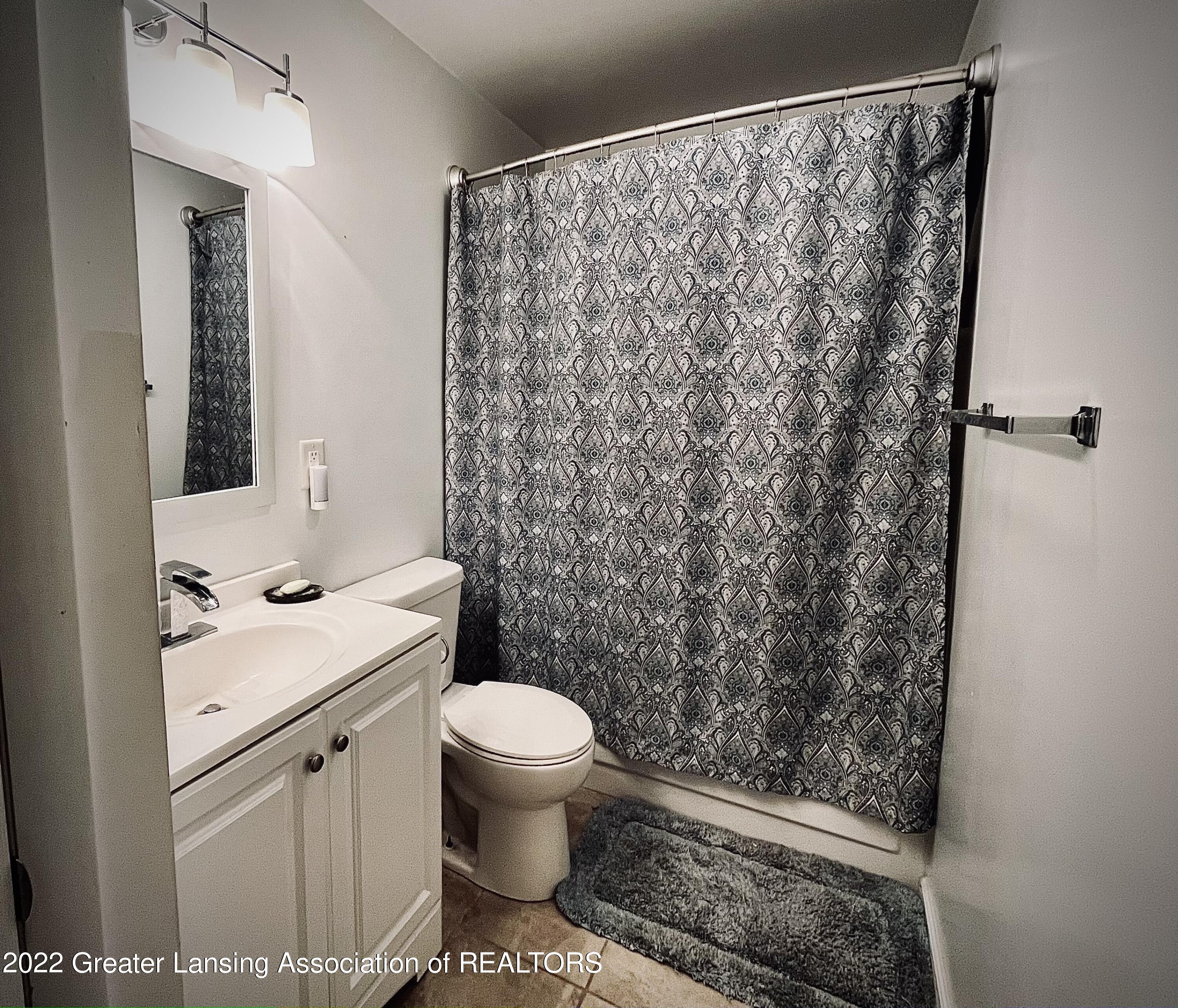 2827 Reo Road Lansing, MI 48911 - Photo 9 of 33 9