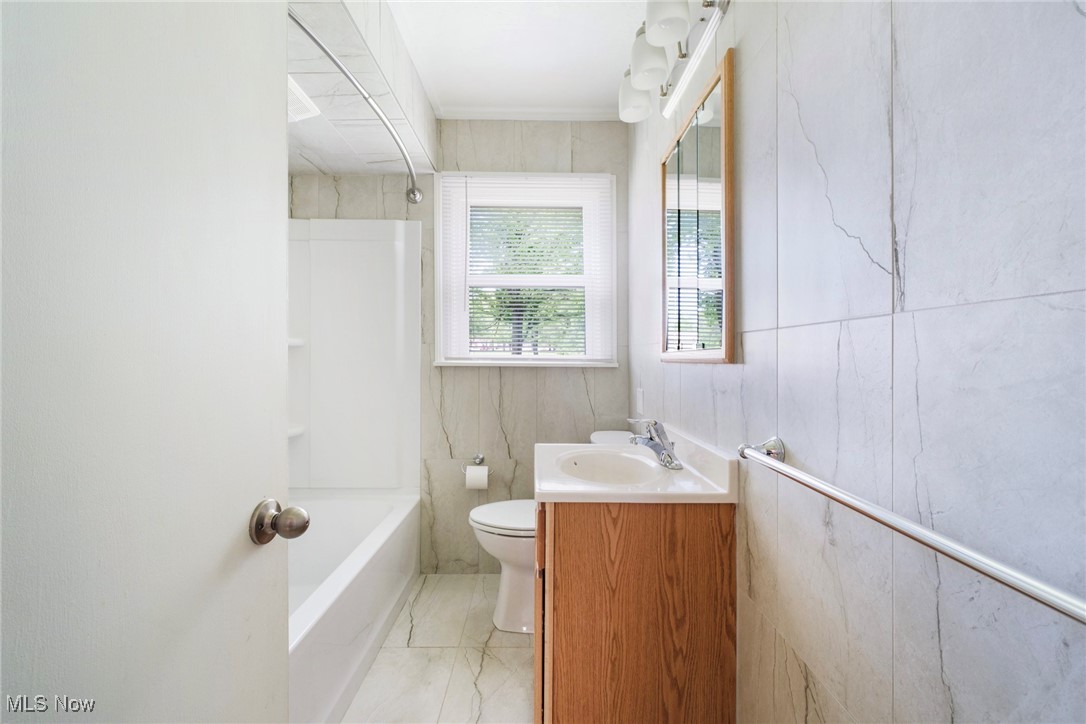 708 South Meridian Road Youngstown, OH 44515 - Photo 23 of 43 Full bath with toilet, vanity, and washtub / shower combination