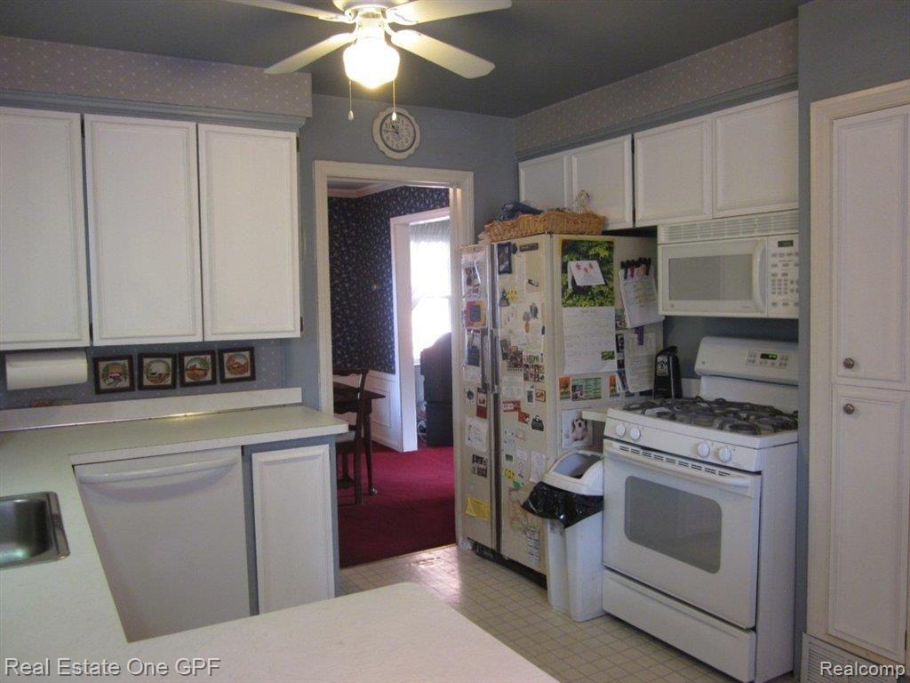 1661 Prestwick Road Grosse Pointe, MI 48236 - Photo 7 of 18 IMG_0810.JPG