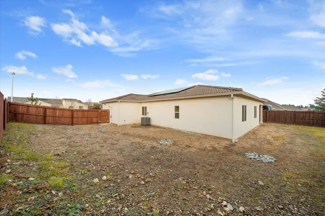 a house view with backyard space
