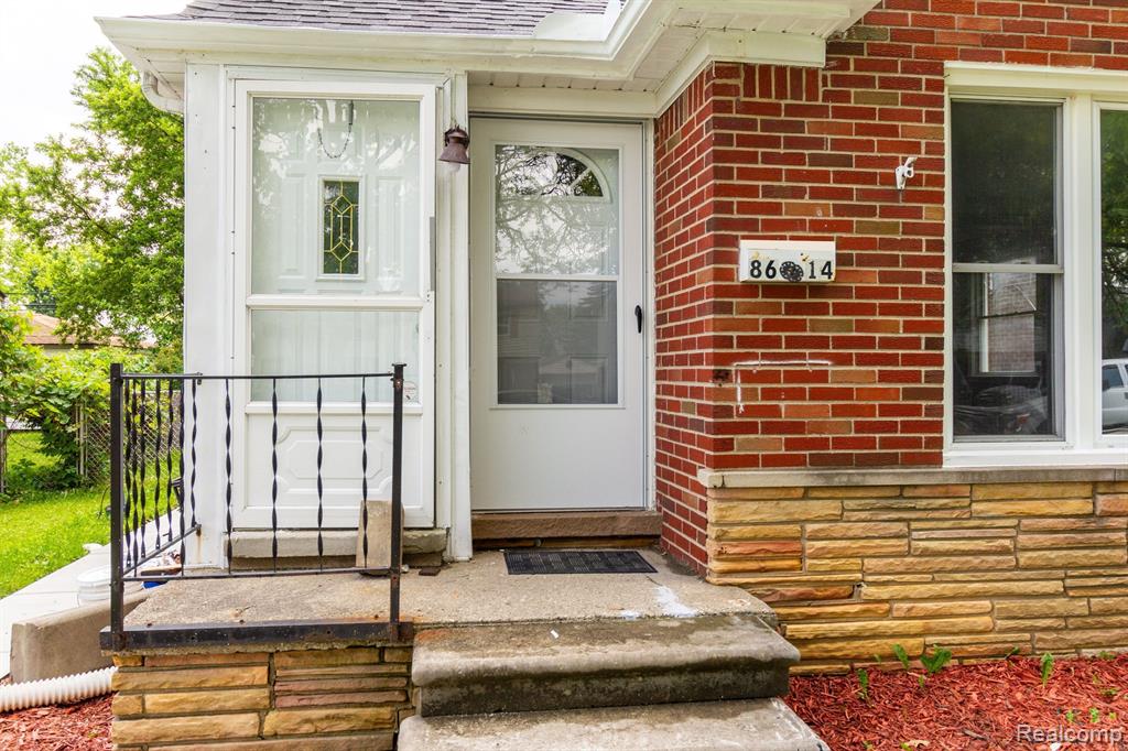 8614 Harding Center Line, MI 48015 - Photo 4 of 41