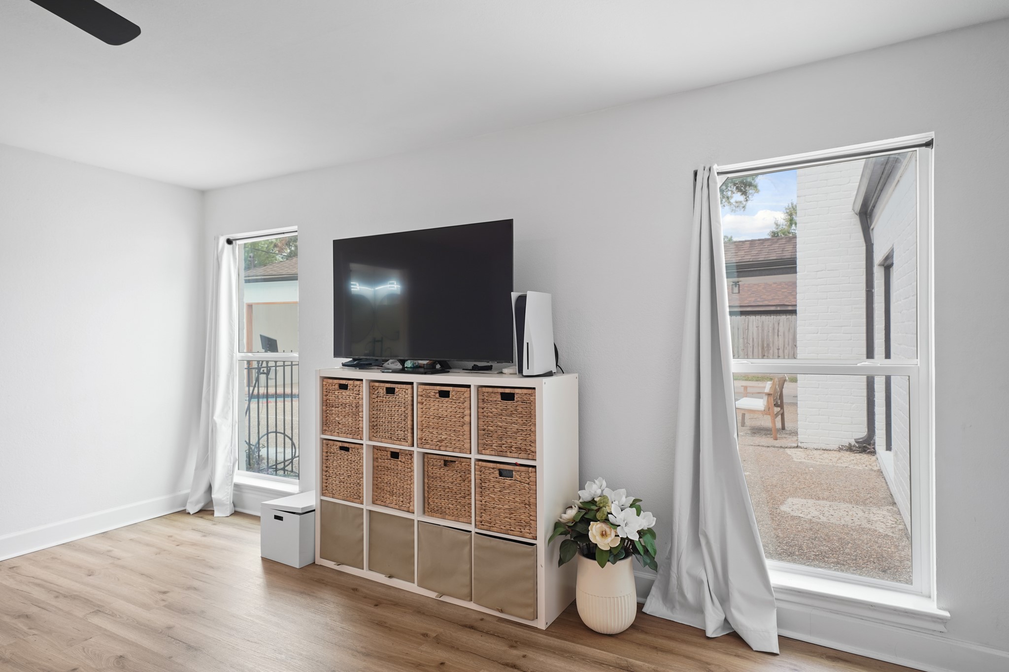 10031 Inwood Drive Houston, TX 77042 - Photo 17 of 31 a room with wooden floor and windows