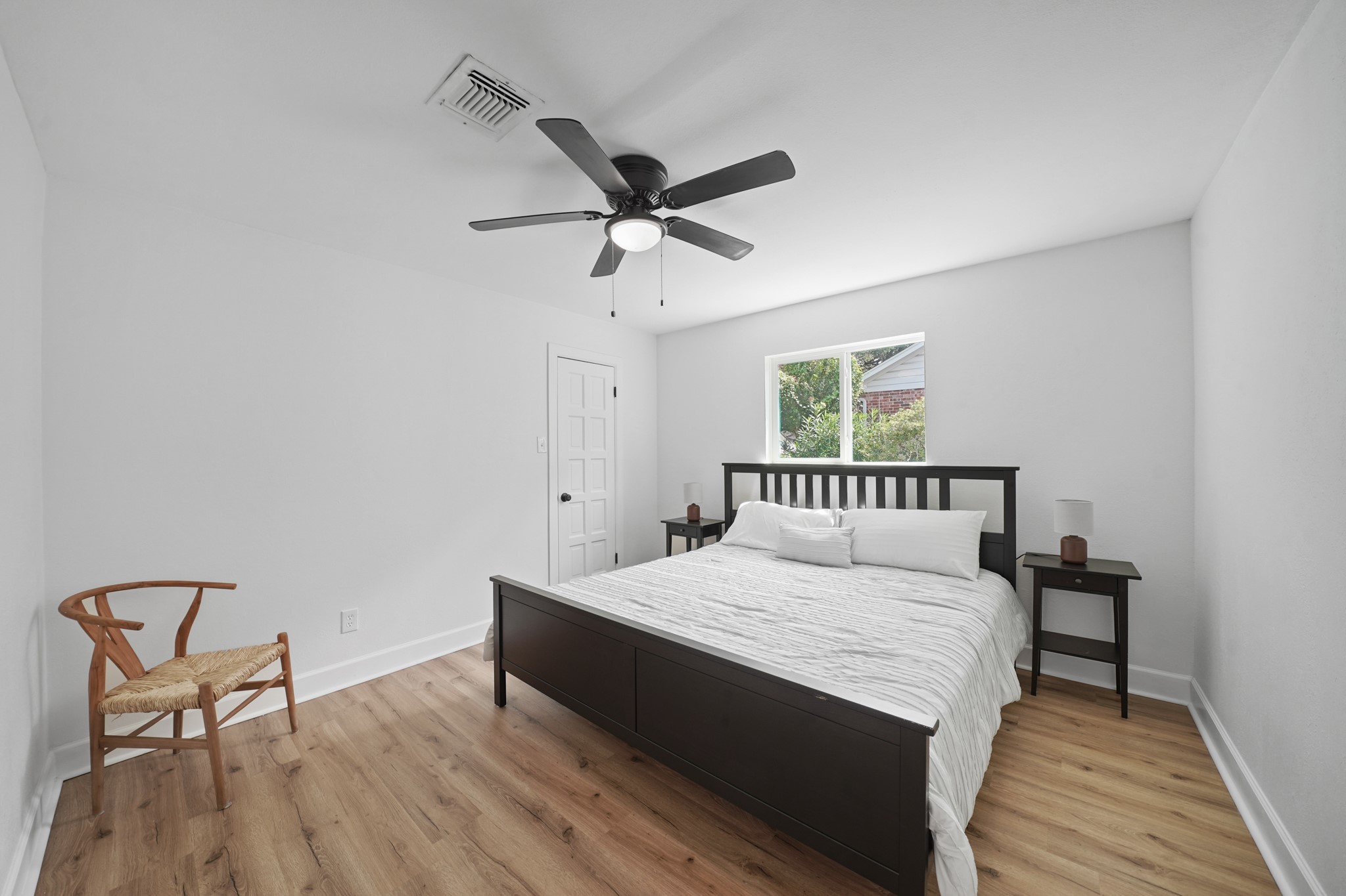 10031 Inwood Drive Houston, TX 77042 - Photo 24 of 31 a room with a bed and a chair