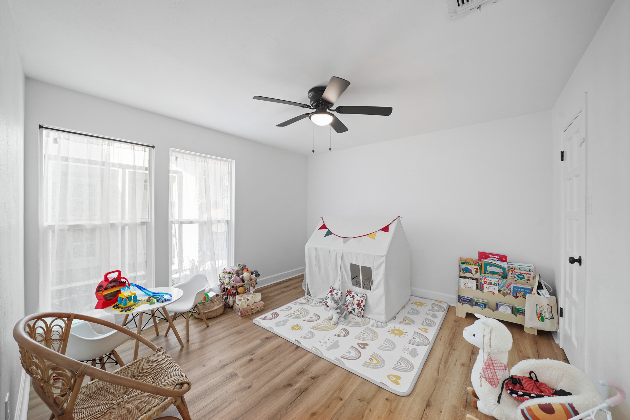 10031 Inwood Drive Houston, TX 77042 - Photo 25 of 31 a living room with furniture and a potted plant