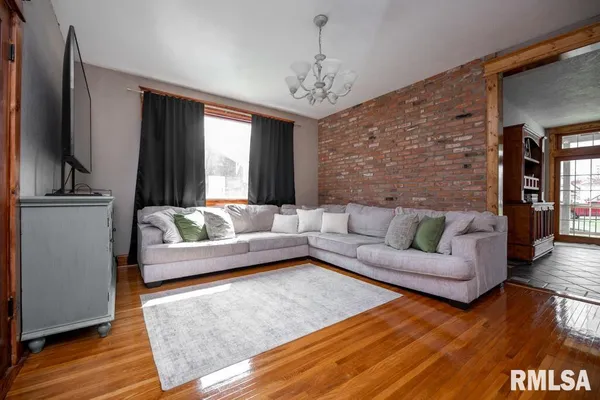 $299,900 | 307 North Logan Street, Deer Creek, IL 61733