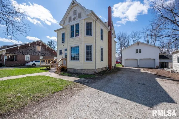$299,900 | 307 North Logan Street, Deer Creek, IL 61733