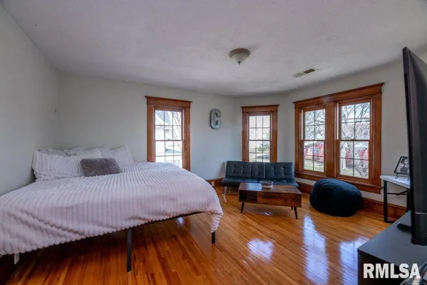 $299,900 | 307 North Logan Street, Deer Creek, IL 61733