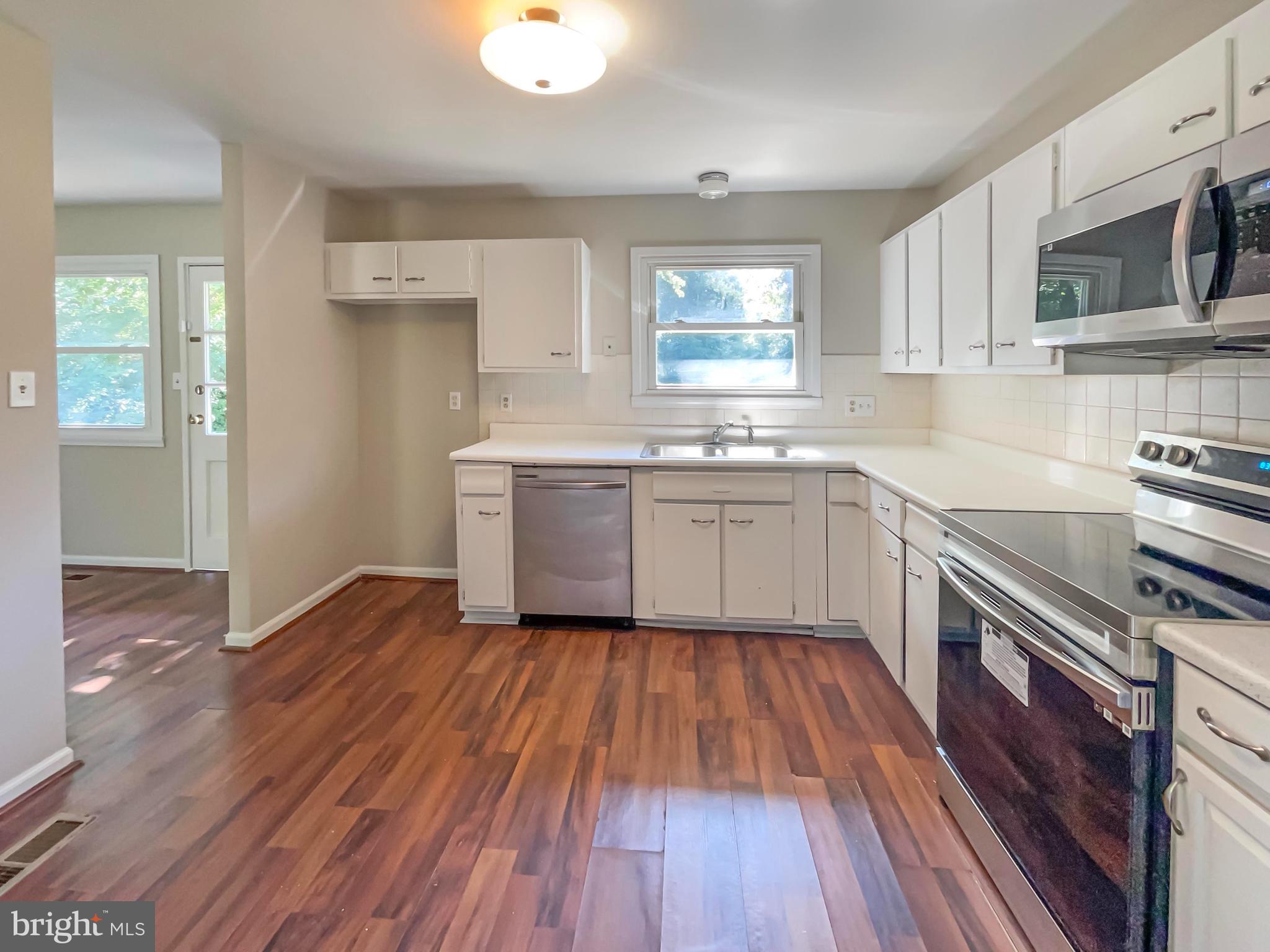 611 West Beech Road Sterling, VA 20164 - Photo 4 of 25 Gallery Image 4