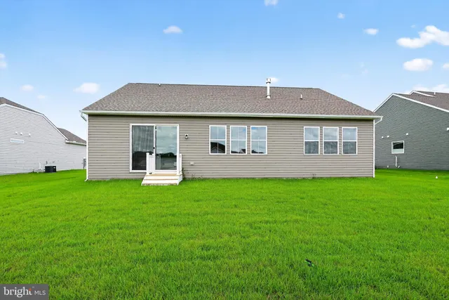 a view of a house with backyard