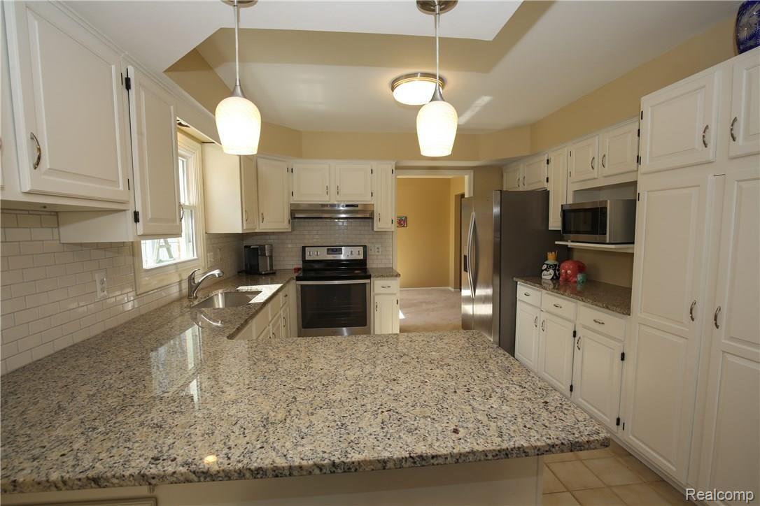 925 Bridgestone Drive Rochester, MI 48309 - Photo 17 of 54 IMG_2665.jpg