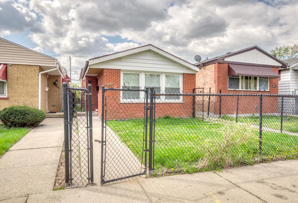 1411 West 114th Place Chicago, IL 60643 - Photo 2 of 25 a front view of a house with garden