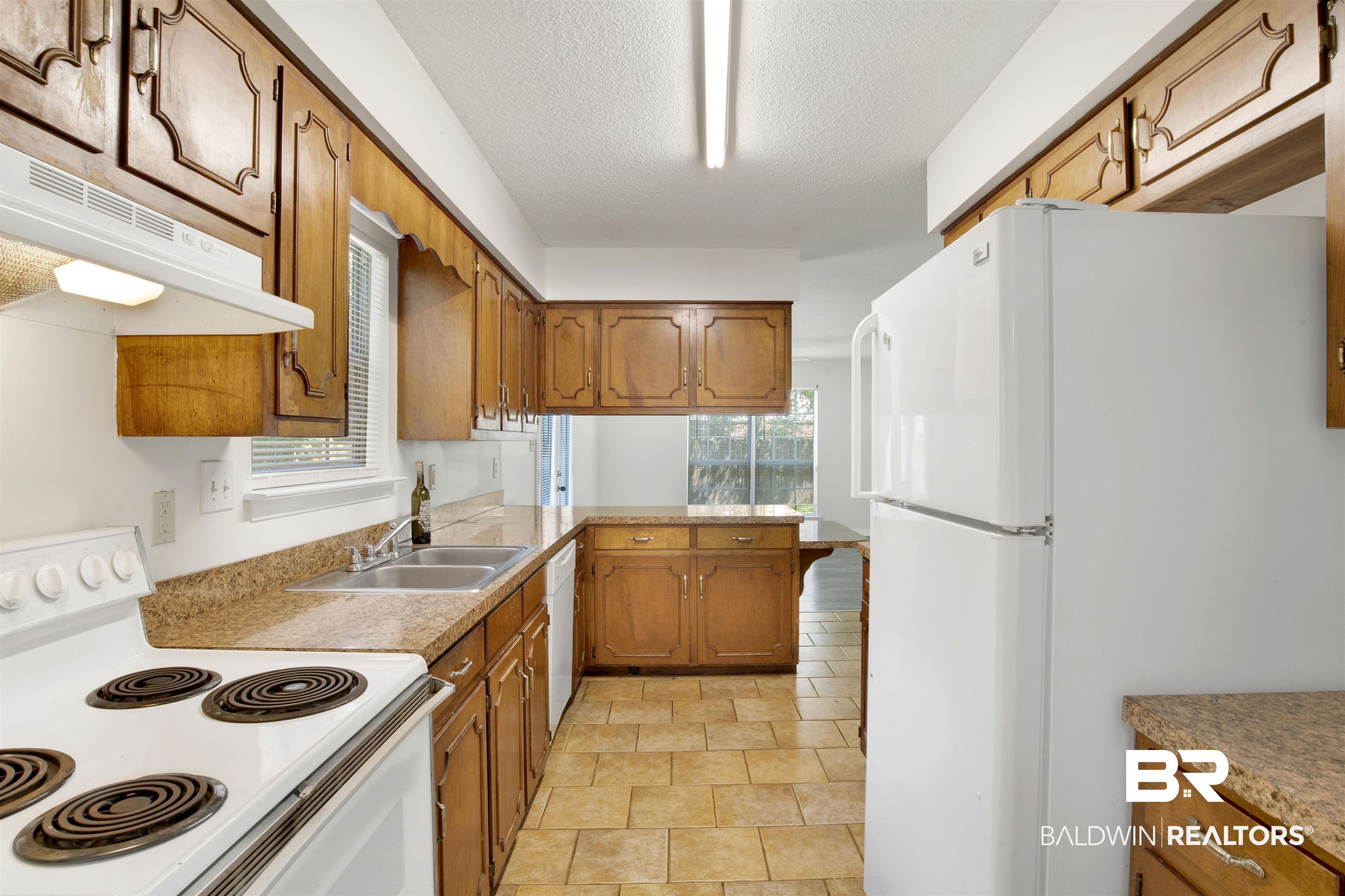 5480 Country Club Boulevard Theodore, AL 36582 - Photo 4 of 36 Kitchen featuring white appliances, a wealth of natural light, sink, and a textured ceiling