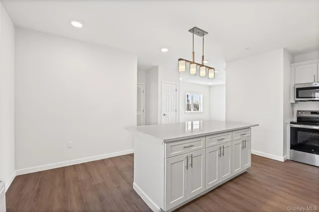 $2,600 | 227 4th Avenue, Unit 201A, Bay Shore, NY 11706