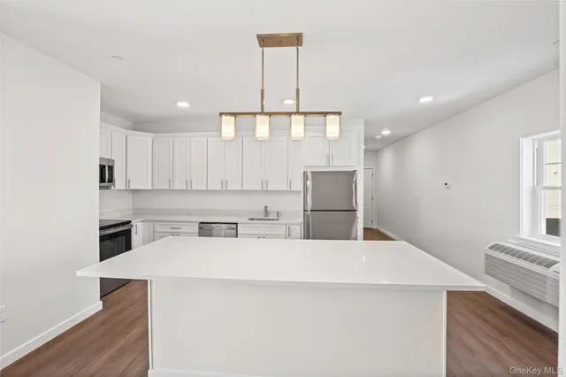 $2,600 | 227 4th Avenue, Unit 201A, Bay Shore, NY 11706