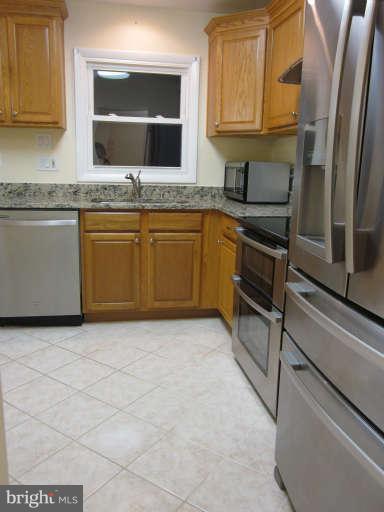 4100 Lees Corner Road Chantilly, VA 20151 - Photo 2 of 12 Kitchen with stainless steel appliances