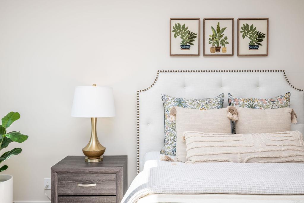 1904 Grey Rabbit Hollow Lane Fallbrook, CA 92028 - Photo 44 of 67 a living room with furniture and a lamp