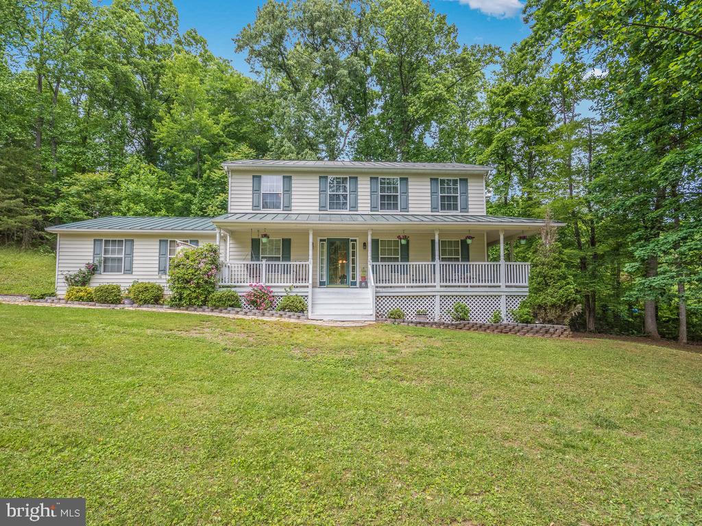 10 Danae Lane Amissville, VA 20106 - Photo 1 of 31 front view of a house with a yard