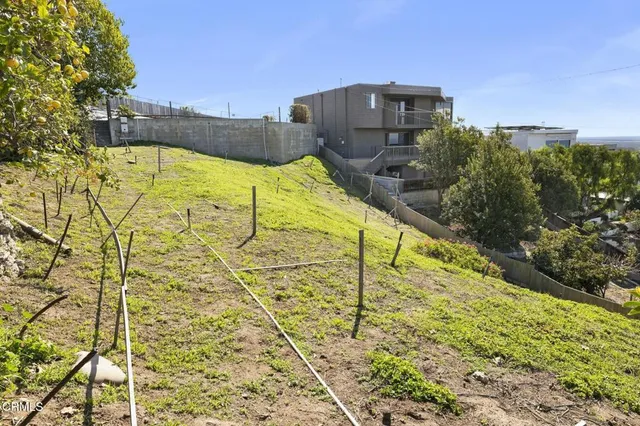 a view of a yard with a house